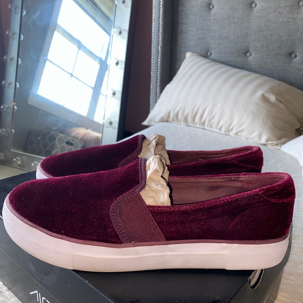 Mix No.6 Red Velvet slip ons